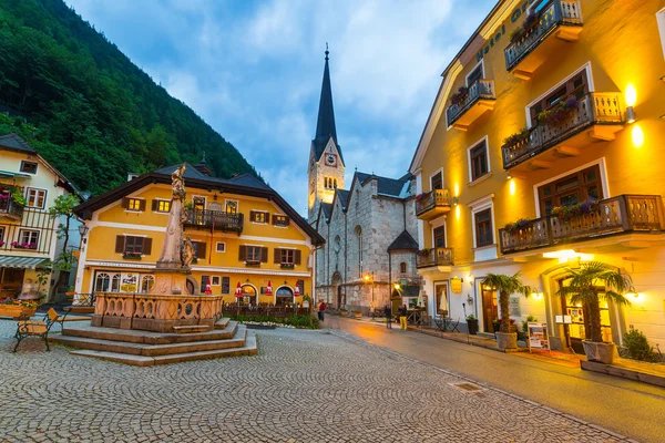 Calles de Hallstatt al atardecer, Austria . — Foto de Stock