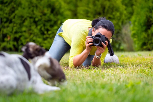 Young photographer taking a photo — Stock Photo, Image