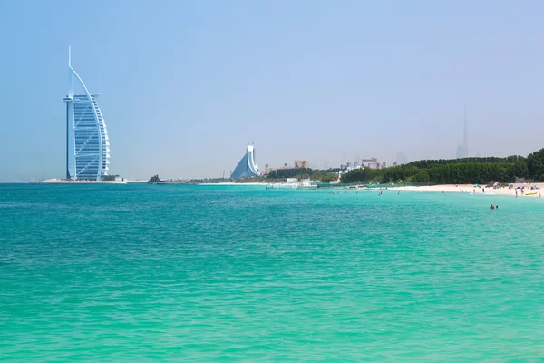 People on the Jumeirah Beach in Dubai — Stock Photo, Image