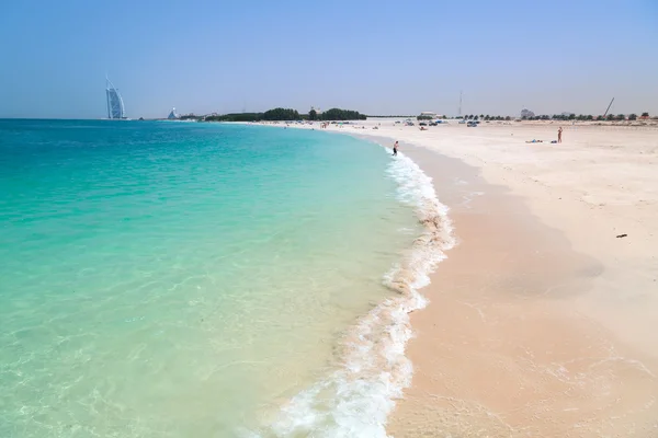 Openbaar strand met turquoise water in dubai — Stockfoto