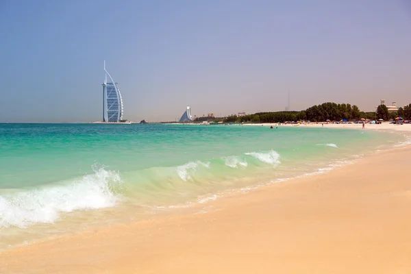 Allmänna stranden jumeirah i dubai, Förenade Arabemiraten — Stockfoto