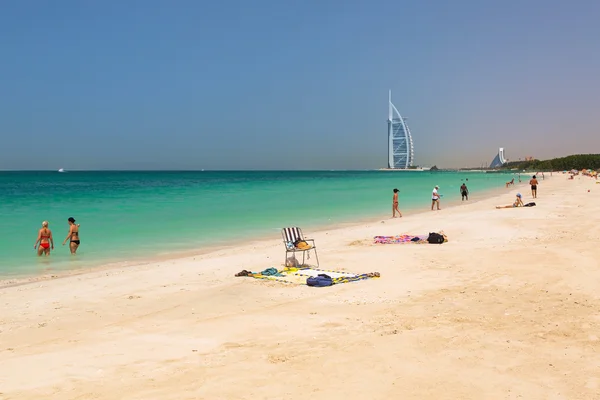 Lidé na pláži jumeirah v Dubaji — Stock fotografie