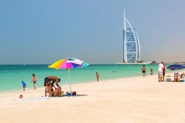 Les gens sur la plage Jumeirah à Dubaï — Photo