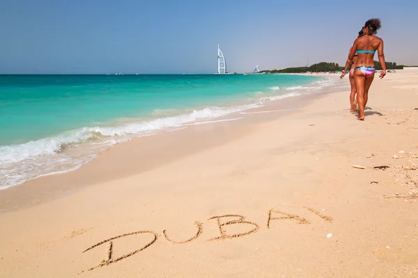 People on the Jumeirah Beach in Dubai — Stock Photo, Image