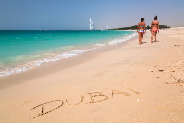 Lidé na pláži jumeirah v Dubaji — Stock fotografie