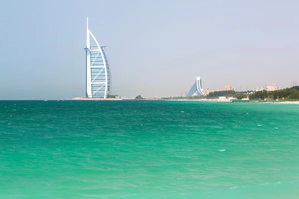 Veřejná pláž jumeirah v Dubaji, Spojené arabské emiráty — Stock fotografie
