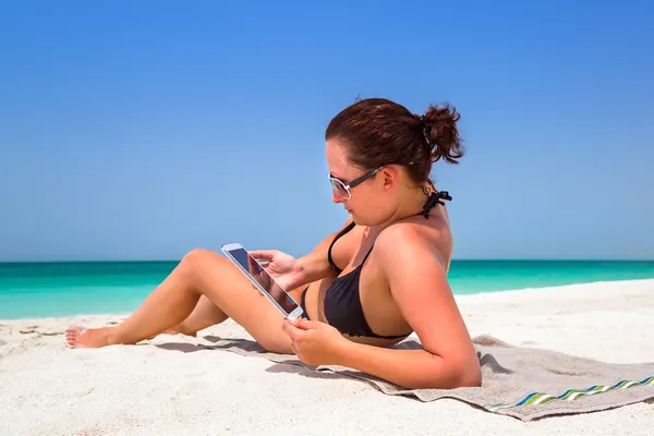 Vacaciones de verano con tablet — Foto de Stock