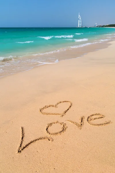 Sinal de amor na praia — Fotografia de Stock