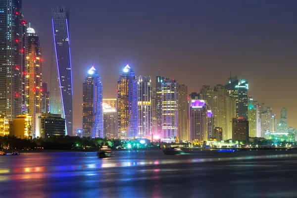 Paisaje urbano de Dubai por la noche — Foto de Stock