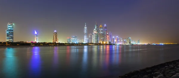 Skyline van dubai's nachts — Stockfoto