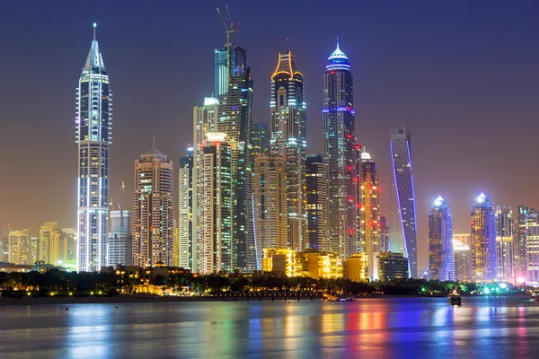 Skyline van dubai's nachts — Stockfoto