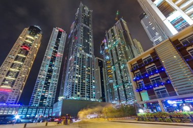 Dubai Yat Limanı gökdelenler gece, Birleşik Arap Emirlikleri