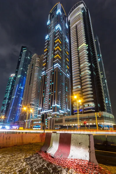 到了晚上，阿联酋的迪拜摩天大楼 — 图库照片