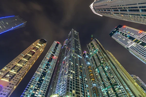 Skyline van dubai's nachts — Stockfoto