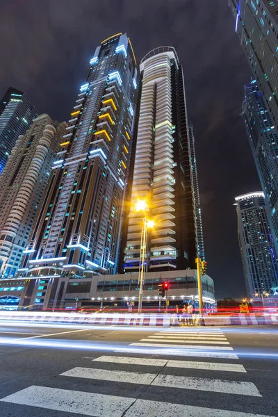 Paysage urbain de Dubaï la nuit — Photo