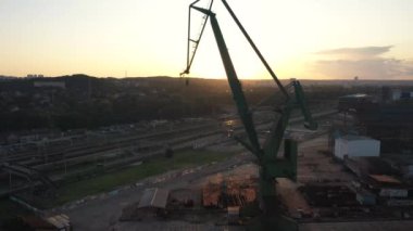 Gün batımında Gdansk 'taki Crane tersanesinde. Polonya
