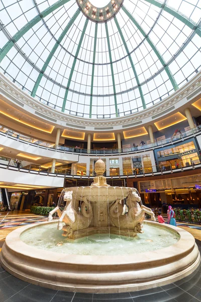 Obchodní centrum Mall of emirates v Dubaji, Spojené arabské emiráty — Stock fotografie