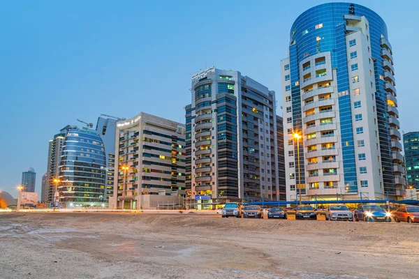 Дубайский интернет-город в сумерках, ОАЭ — стоковое фото