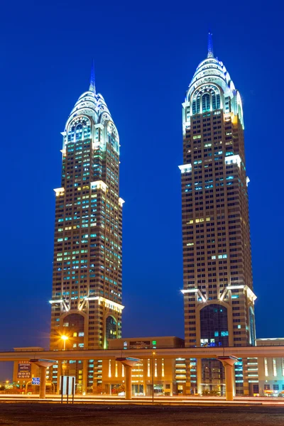 De al kazim towers in dubai's nachts — Stockfoto