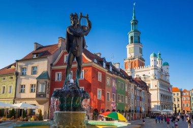 Poznan, Polonya - 8 Eylül 2018: Eski Pazar Meydanı ile Apollo Çeşmesi Poznan, Polonya'nın eski şehirde. Poznan bir şehirdir Warta Nehri Batı merkezi Polonya