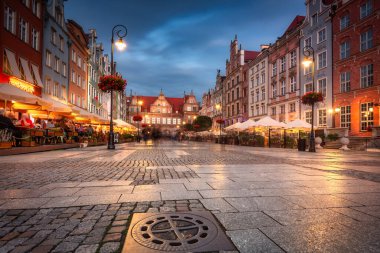 Gdansk, Polonya - 12 Eylül 2021: Gdansk 'taki Long Market' in güzel bir mimarisi..