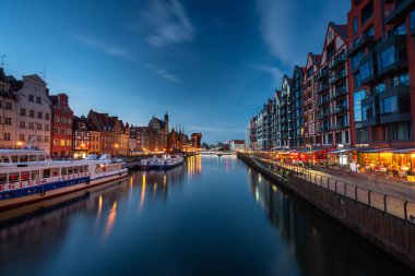 Gdansk, Polonya - 12 Eylül 2021: Polonya 'nın başkenti Motlawa Nehri üzerinde ana şehir Gdansk' ın güzel bir mimarisi.