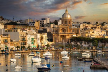 Gün batımında Kalkara 'nın güzel manzarası, Malta.