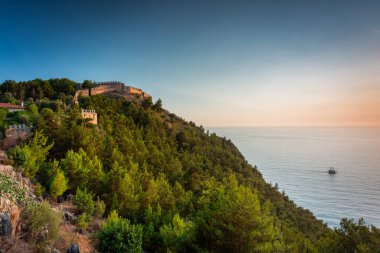 Günbatımında Alanya kale duvarlarının manzarası, Türkiye.