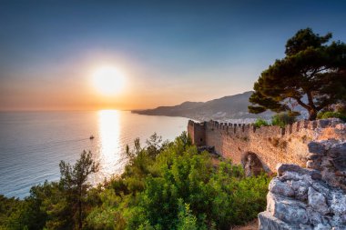 Akdeniz kıyısındaki Alanya şatosunda güzel bir gün batımı. Türkiye