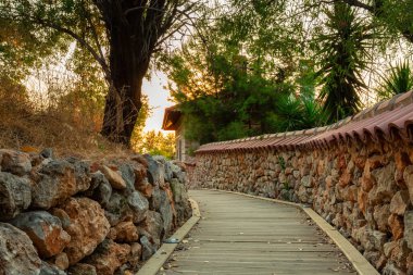 Gün batımında Alanya Şatosu 'nun yanındaki tepede yol, Türkiye