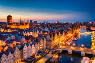 Gdansk 'taki eski kasabanın hava manzarası alacakaranlıkta. Polonya