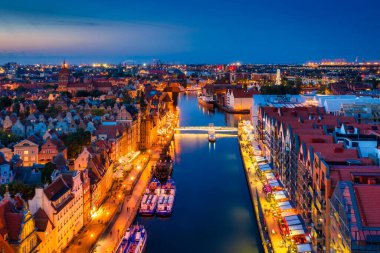 Gdansk 'taki eski kasabanın hava manzarası alacakaranlıkta. Polonya