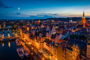 Gdansk 'taki eski kasabanın hava manzarası alacakaranlıkta. Polonya