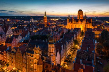 Gdansk 'taki eski kasabanın hava manzarası alacakaranlıkta. Polonya