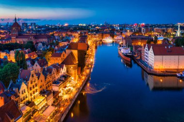 Gdansk 'taki eski kasabanın hava manzarası alacakaranlıkta. Polonya