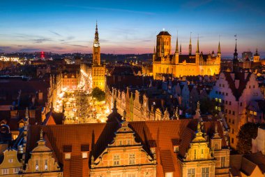 Gdansk 'taki eski kasabanın hava manzarası alacakaranlıkta. Polonya