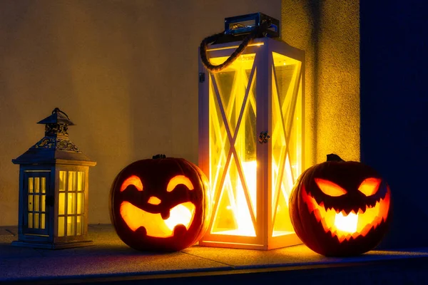 Straszne Dynie Halloween Świecące Nocy Jako Dekoracja Schodach Frontowych — Zdjęcie stockowe