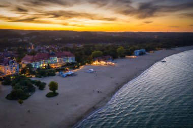 Baltık Denizi kıyısındaki Sopot şehrinin güzel mimarisi, Polonya, alacakaranlıkta.
