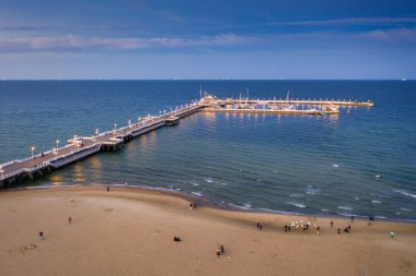 Gün batımında, Polonya 'nın Sopot kentindeki Baltık Denizi kıyısındaki Molo iskelesi..