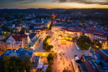 Sopot şehrinin güzel mimarisi alacakaranlıkta, Polonya.