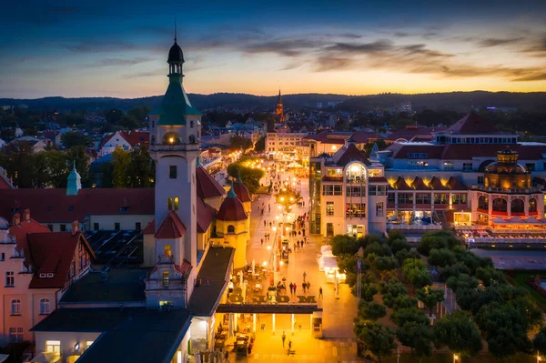 ポーランドの夕暮れ時にバルト海の桟橋 でソフト市の美しい建築 — ストック写真