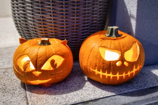Straszne Dynie Halloween Jako Dekoracja Schodach Frontowych — Zdjęcie stockowe