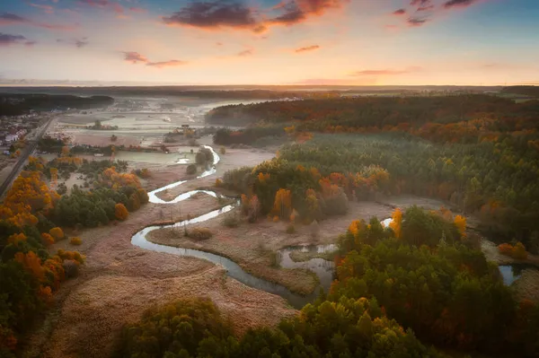 日の出のカシュビアの川や森林の霧の風景です ポーランド — ストック写真