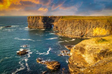 Gün batımında Kilkee 'de Rocky Kayalıkları, County Clare. İrlanda.