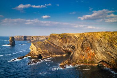 Güneşli bir günde Kilkee 'de Rocky Kayalıkları, County Clare. İrlanda.