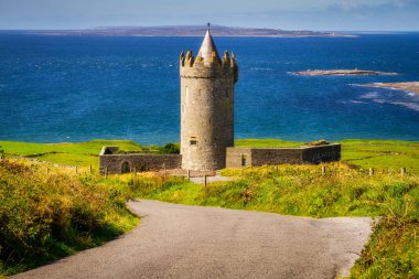 Doolin, Co. Clare, İrlanda 'daki Atlantik Okyanusu' ndaki Doonagore kalesi.