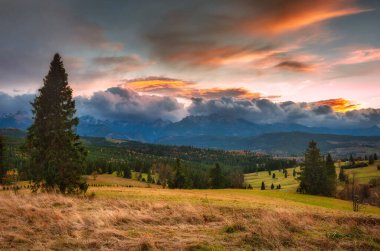 Sonbahar Tatra Dağları 'nın üzerinde renkli bir günbatımı. Polonya 'daki Lapszanka geçidi..