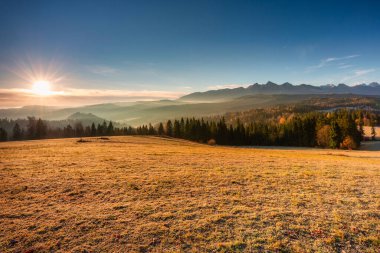 Sonbahar Tatra Dağları üzerinde yükselen güneşin ilk ışınları. Lapszanka üzerinden geçiş. Polonya