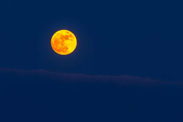 Luna Piena Rossa Sopra Cielo Blu — Foto Stock