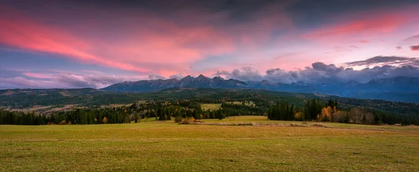 Una Colorida Puesta Sol Sobre Las Montañas Otoñales Tatra Paso —  Fotos de Stock